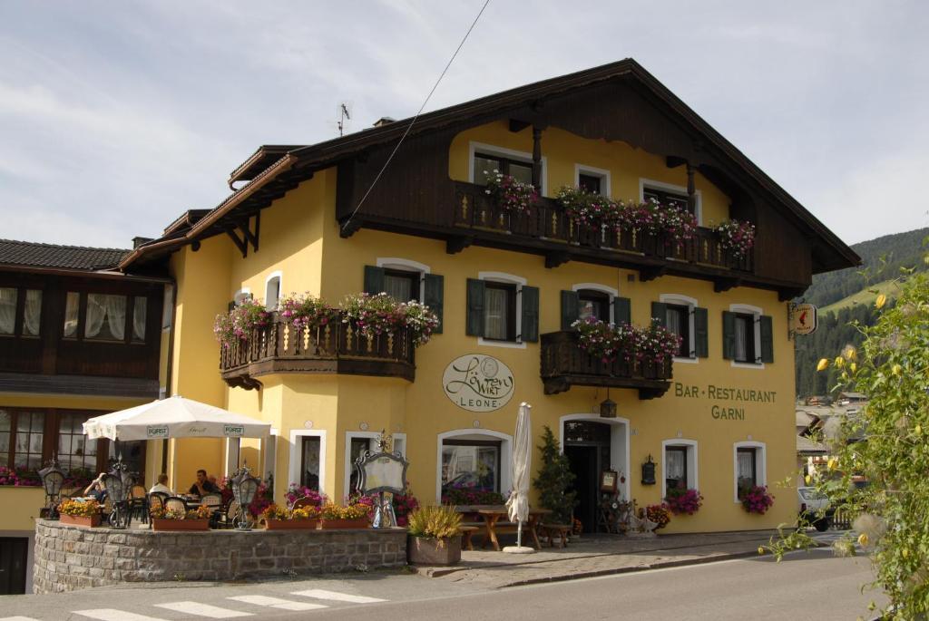 Hotel Loewenwirt セスト エクステリア 写真